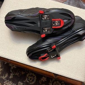 Women Cycling Shoes size 6, never worn